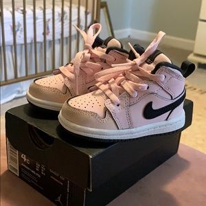 Toddler Girls Jordan 1 Mid Top size 4 EUC